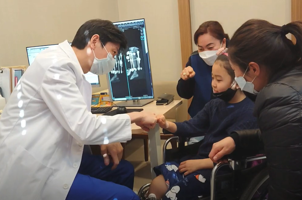 몽골에서 온 소아 하지부동 변형교정